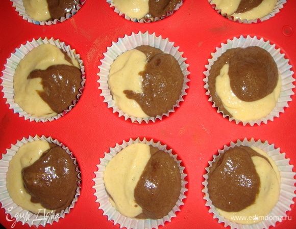 Сверху выложить еще немного теста. Выпекать маффины в разогретой до 180°C духовке 20–25 минут. Готовность проверить зубочисткой.