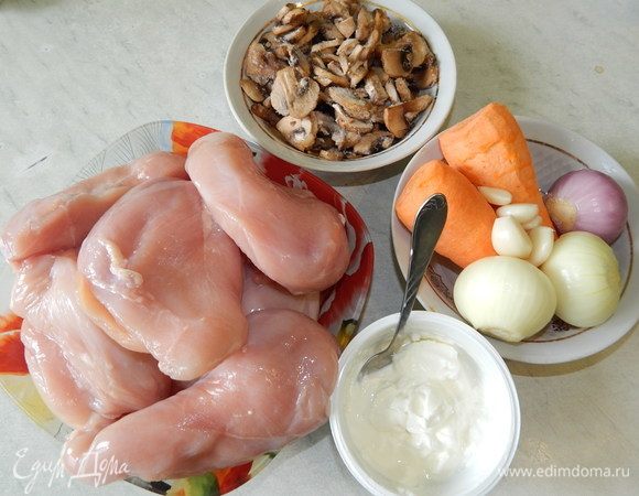 Куриное филе помыть и обсушить бумажными полотенцами. Морковь, лук, чеснок почистить и нарезать соломкой. Грибы нарезать пластинками.