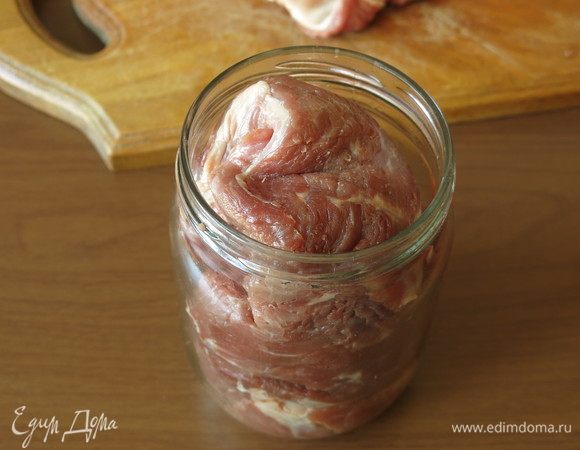 Возьмем банку на 500 мл. Надо подобрать такую емкость, чтобы «плечики» были минимальными. Попробуем положить мясо в банку, если кусок большой, отрезаем.