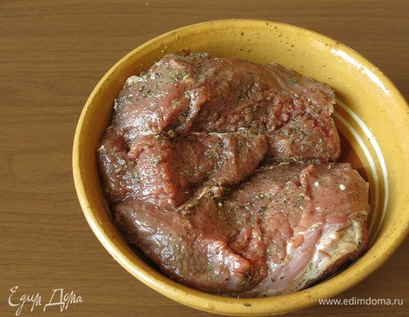 Смазываем маслом, солим, перчим, кладем травку.