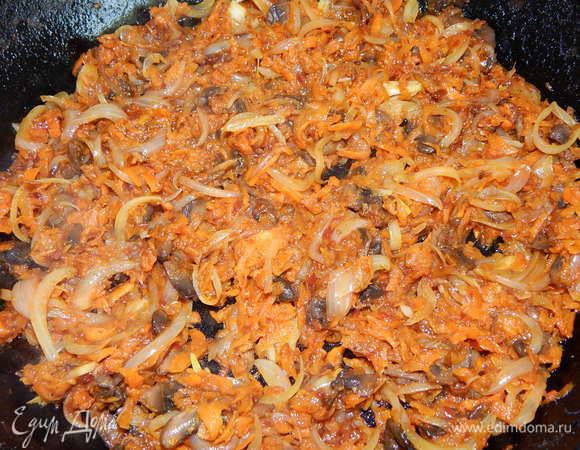 Обжарить овощи на подсолнечном масле до готовности.