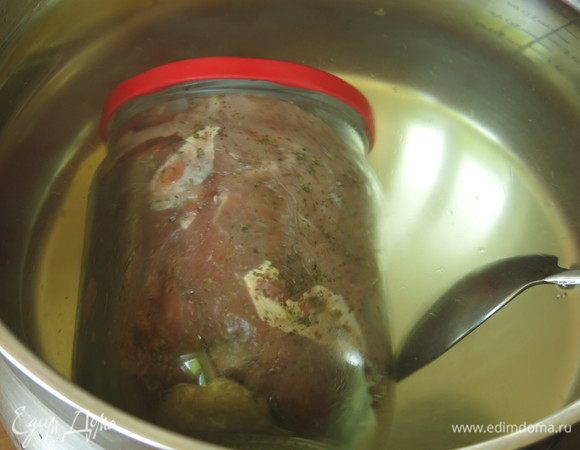 Кладем банку в горячую воду.