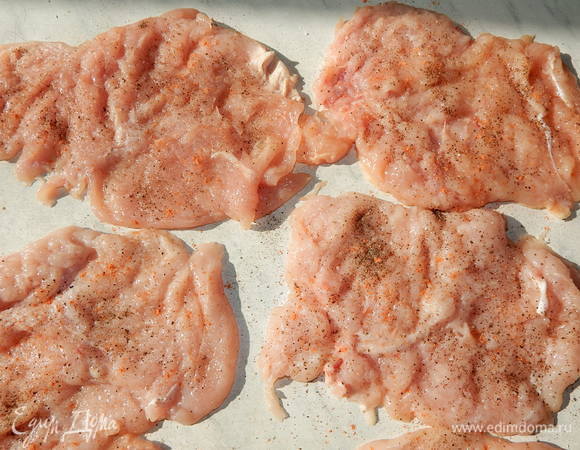 Филе разрезать вдоль, слегка отбить, посолить и поперчить с двух сторон.