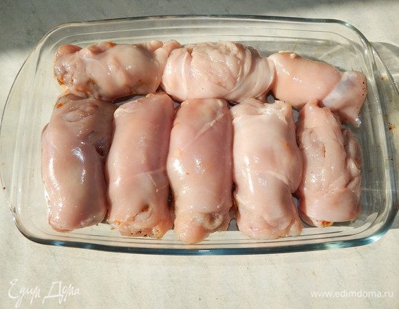 Свернуть филе рулетиком и выложить в смазанную маслом форму для запекания.