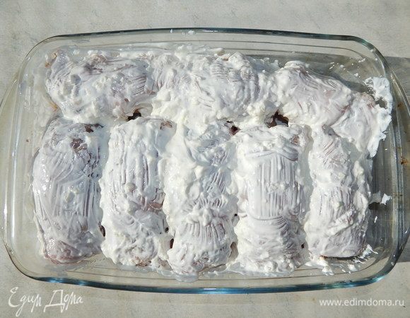 Сверху рулетики смазать сметаной. Запекать в разогретой до 180°C духовке 30–35 минут до золотистого цвета.