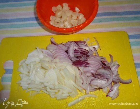 Оба вида лука и чеснок очистить, вымыть, обсушить. Лук нарезать соломкой, чеснок — тонкими пластинами.