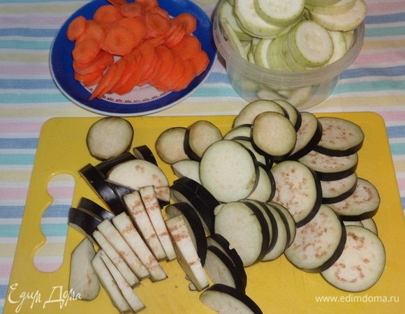 Баклажаны, кабачки вымыть, обсушить, нарезать кружками или полукружками. Морковь очистить от кожуры, вымыть, обсушить, также нарезать тонкими кружками.