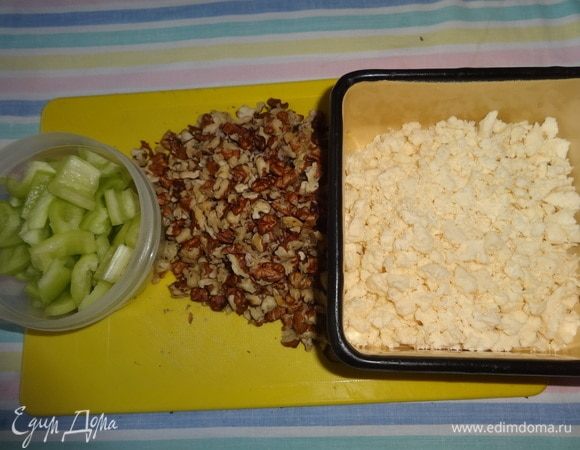 Из перца удалить семена и нарезать его небольшими кусочками. Грецкие орехи порубить ножом в мелкую крошку. Брынзу раскрошить на мелкие кусочки.