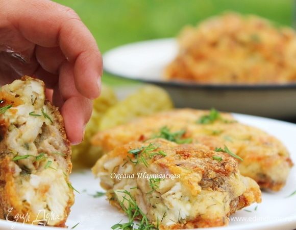 Разогреть сковородку и обжаривать котлеты с двух сторон до готовности. Котлетки получаются нежные и сочные внутри с хрустящей корочкой.