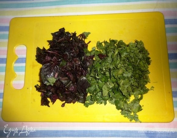 Кинзу и базилик вымыть, обсушить, мелко нарезать.