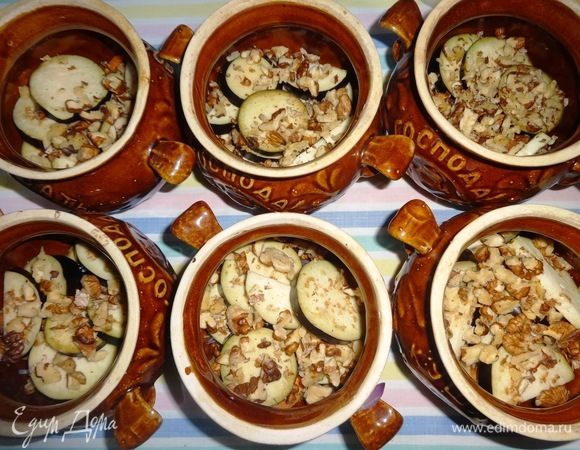 Выложить слой баклажанов, немного посолить, посыпать орехами.