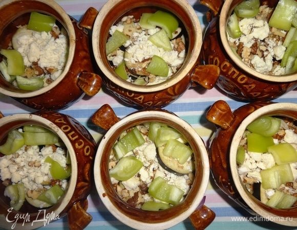 Выложить часть брынзы и слой перца. Все продукты слегка утрамбовать, чтобы все поместилось, в конце приготовления овощи осядут почти наполовину.