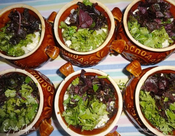 Еще немного посолить, поперчить и выложить слой зелени. Влить в каждый горшочек по 1 ст. л. растительного масла и по 1 ст. л. воды. Воды можно добавить еще по 1–2 ложки, так как овощи не сочные и получились слегка суховаты.