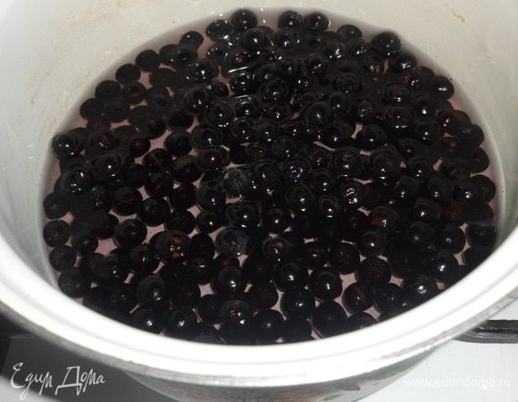 Если у вас рябина свежая, то ее нужно оборвать с веточек, вымыть, обсушить. У меня была замороженная черноплодная рябина. В 0,5 л воды выложить рябину, довести до кипения, варить 5 мин.