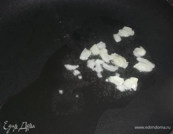 Отварить рисовую лапшу до готовности. Разогреть на сковороде оливковое масло и обжарить чеснок. Затем вынуть чеснок и обжарить на чесночном масле рисовую лапшу. Добавить соль, перец.