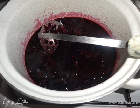 Остудить отвар до комнатной температуры, потолочь рябину пестиком.