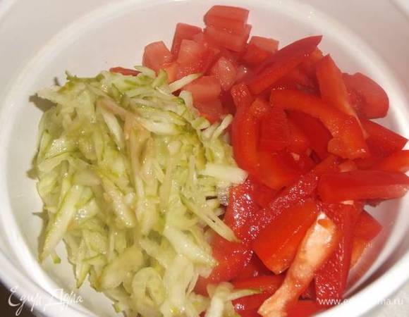 Помидоры очистить от кожицы и семян и нарезать кубиками. Сладкий перец очистить от семян и нарезать соломкой. Огурцы натереть на крупной терке.