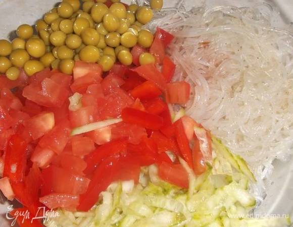 Соединить овощи с лапшой, добавить зеленый горошек. Заправить салат соевым соусом и посыпать рубленой зеленью.