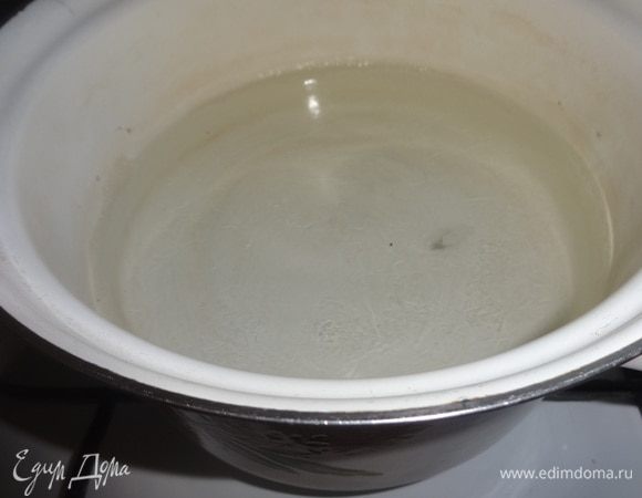 Оставшуюся воду также вскипятить и остудить до теплого состояния.
