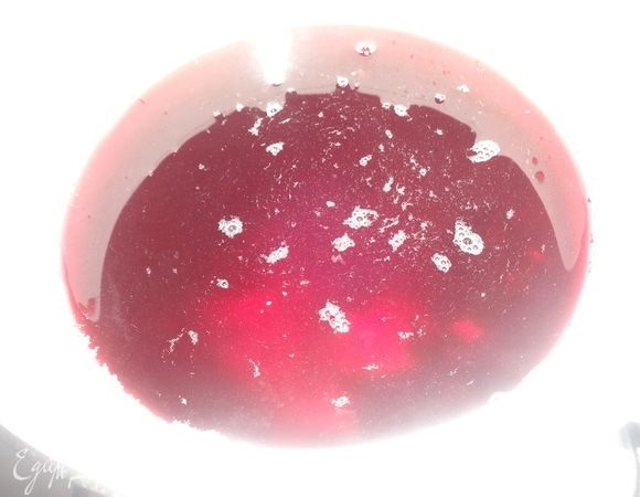 Соединить отвар рябины, теплую воду, сахар и раскрошенные дрожжи, перемешать.