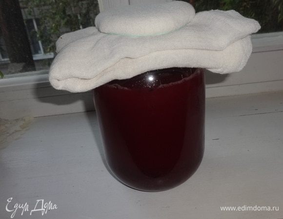 Вылить заготовку кваса в банку, накрыть марлей и поставить на сутки в теплое место. Летом это может быть окно, балкон, улица, зимой — место поближе к батарее и теплу. Всегда берите банку большей емкости, чтобы жидкости было место, где бродить.