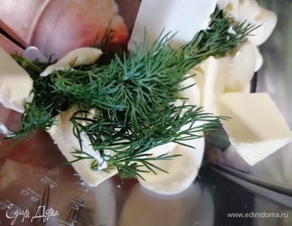 А пока займемся начинкой. Смешиваем сливочное масло, укроп и майонез.