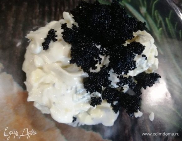 Добавляем икру летучей рыбы.