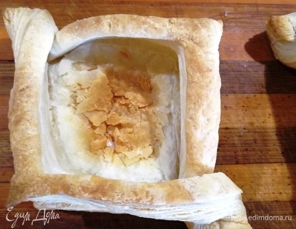 Вынимаем слоеные заготовки из духовки и придавливаем донышко.