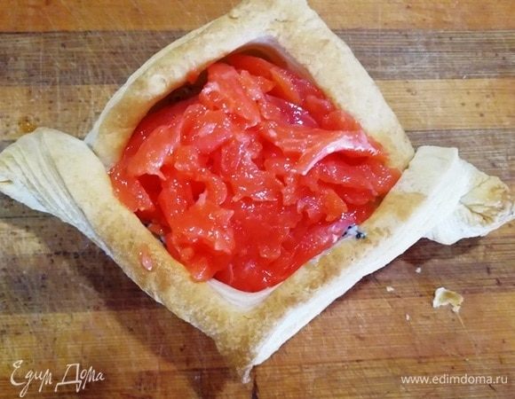 Сверху укладываем тонко нарезанную семгу.