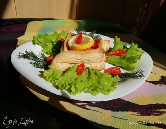 Украшаем слойки и подаем.