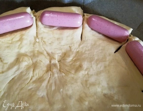 Делаем надрезы между сосисками.