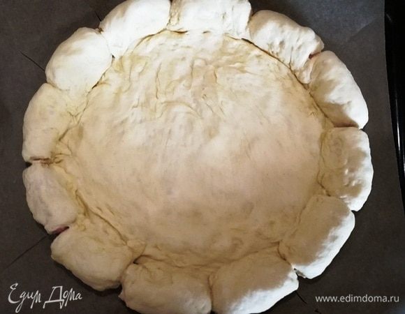 Оборачиваем каждую сосиску тестом.