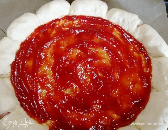 Центр пиццы смазываем соусом барбекю.