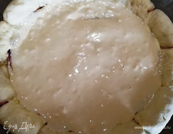 Выливаем сырную основу.