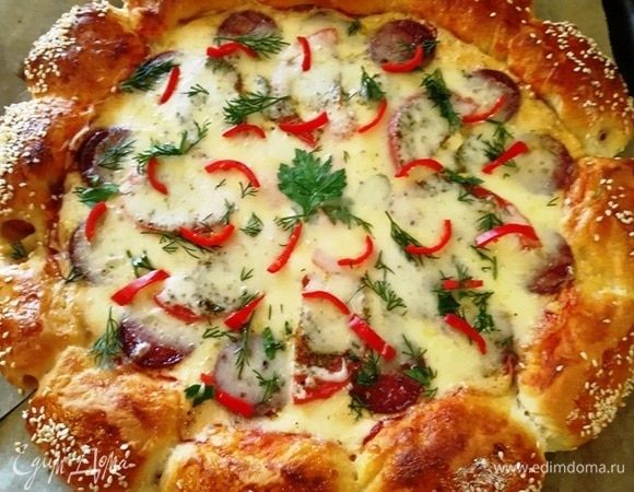 Чтобы добавить красок, посыпаем хот-дог-пиццу перцем чили и зеленью.