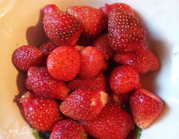 Для начала скажу, что в этом рецепте очень важна точность и качественные продукты. Ягоды должны быть свежими, замороженные не подойдут из-за лишней жидкости (можно, конечно, попробовать и уварить немного). В качестве агар-агара вы также должны быть полностью уверены, чтобы не перевести весь свой труд. Клубники мне понадобилось 400 г. Еще важно: самым первым нужно замочить 9 г агар-агара в 160 мл холодной воды.