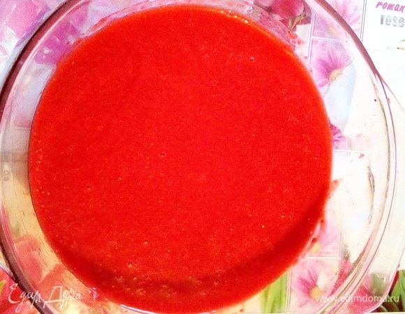 Клубнику я перебила в блендере и протерла через сито. Клубничного пюре нужно 300 г.