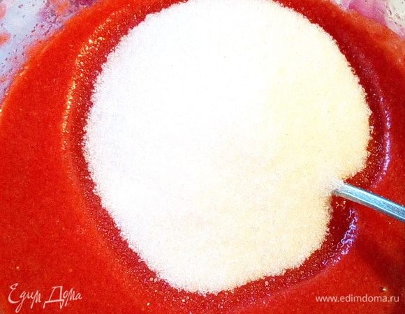Клубничное пюре подогреть до горячего состояния (я делаю это в микроволновке) и добавить 200 г сахара. Перемешать до полного растворения сахара.