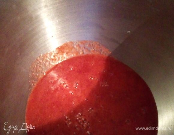 Когда пюре с сахаром остынет, то перелить его в чашу миксера, где оно будет взбиваться. Или же в емкость объемом не менее 4 л (у меня чаша объемом 6 л). Добавляем к пюре половину яичного белка. Белок я сначала взбила вилкой, потом половину влила в пюре.