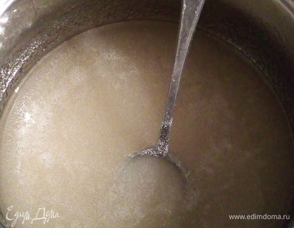 Замоченный агар-агар ставим на огонь, распускаем его и даем закипеть. Всыпаем оставшиеся 450 г сахара, перемешиваем и варим на среднем огне.