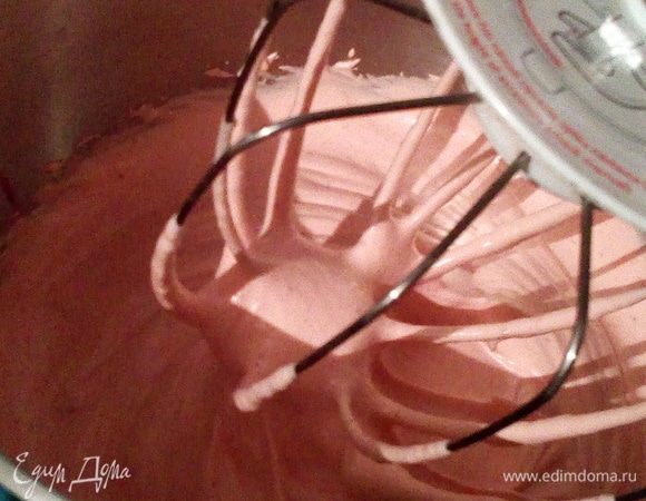 Одновременно с варкой сиропа я начала взбивать миксером на полной мощности (у меня 1200 Вт) клубничное пюре с половиной белка до посветления (3–4 мин). Затем добавить вторую половину белка и продолжать взбивать еще пару минут.