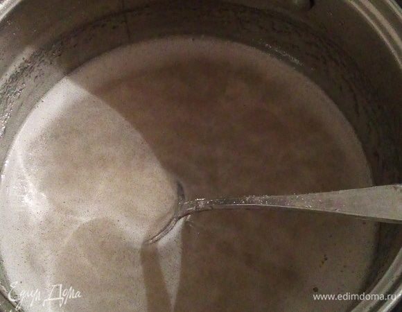 Сироп варится примерно 5 мин. Но я, честно, не засекаю. Главное — или наличие термометра (сироп варится до 110°C), или же так: за ложкой, которую вынули из сиропа, должна сначала стекать тонкая струйка, плавно переходящая в тонкую нить. Значит, сахарный сироп готов. Снимаем его с огня.