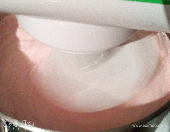 Тем временем клубничная масса хорошо взбилась и очень увеличилась в объеме. Вливаем тонкой струйкой, не прекращая взбивать, сахарный сироп, который уже не булькает и не пузырится. Нужно лить ближе к стенке чаши, а иначе будет, как у меня в первый раз (попало на венчик и карамелизировалось).