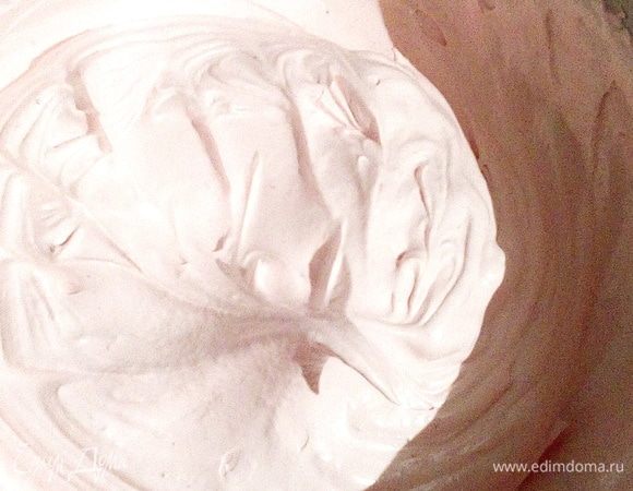 Взбивать на максимальной мощности до загустения. Масса станет пышная и устойчивая. Если провести венчиком, то останется четкий след. Но масса будет еще теплой. Сама масса очень вкусная. Дочка ест и так.