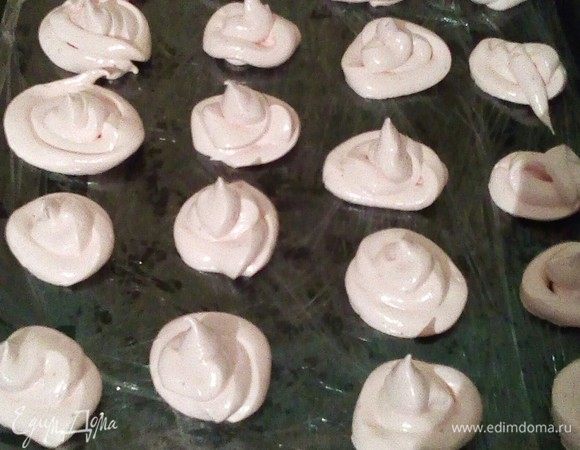 А теперь нужно работать максимально быстро. У меня испортился кондитерский мешок, и я делала зефир с помощью файла для бумаг, поэтому и получилась вот такая форма у моего зефира. Противень и другую поверхность, куда будет отсаживаться зефир, я предварительно застелила пищевой пленкой. Везде пишут, что сушат его на пергаменте. Но то ли у меня пергамент такой, но зефир потом не отдирается. А на пленке все идеально.