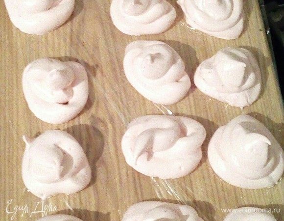 В оригинальном рецепте указано, что получилось 65 половинок. У меня получилось 80 половинок. Когда я отсаживала последние зефирки, то первые уже не липли и легко отделялись от пленки. Вкусно! Зефир я делала вечером.