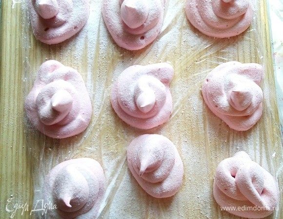 Зефир у меня сохнет при комнатной температуре ночь. А утром сверху посыпаем сахарной пудрой. Затем легко снимаем с пленки.