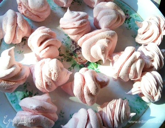 И соединяем две половинки донышками друг к другу. Зефир склеивается легко и держится хорошо.