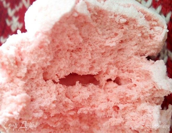 На второй день зефир стал по структуре суше, как магазинный. И вкус настоялся, стал богаче. Автор пишет, что зефир отлично хранится 2 недели в контейнере с закрывающейся крышкой. Я хранила часть зефира три дня в полиэтиленовом пакете, и он стал суше, а не влажнее, как я ожидала. Максимальный срок, на который хватает зефира с этой порции, — 3 дня. Да, мы сладкоежки. Очень и очень рекомендую! Это настолько вкусно. Это безумно вкусно. Огромная благодарность от всей моей семьи, а особенно от доченьки Лизы, автору рецепта — Татьяне!