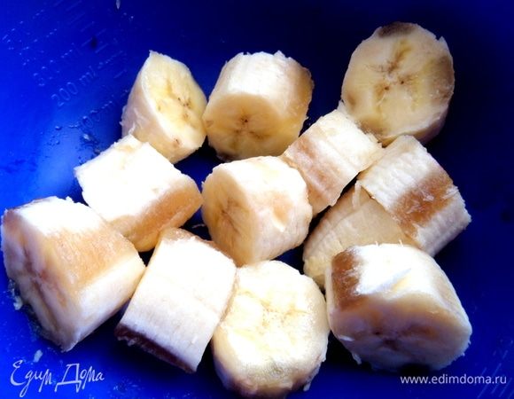 Спелые бананы нарезать на кусочки.